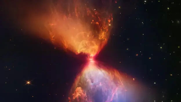 Representación artística de un universo oscuro con pocas estrellas brillantes, simbolizando el declive cósmico