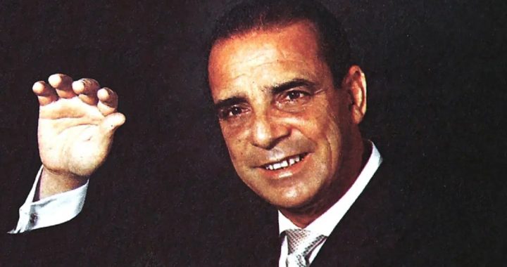 Abogado muestra documentos legales sobre el caso de fraude contra la orquesta Billos Caracas Boys en rueda de prensa