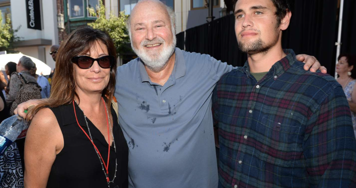 Fotografía policial de la mansión de Rob Reiner con cinta de precinto y patrullas afuera tras el doble homicidio navideño