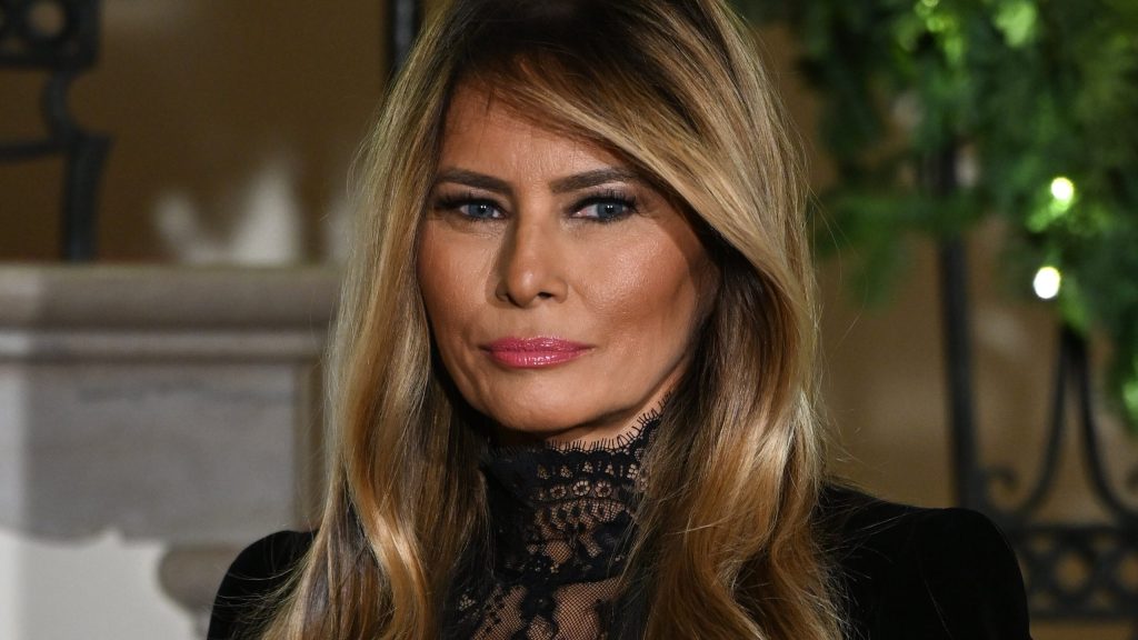 Melania Trump en sesión privada del documental 'Melania', con flor blanca en mano y mirada intensa a cámara