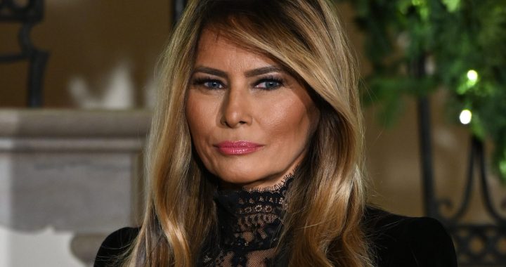 Melania Trump en sesión privada del documental 'Melania', con flor blanca en mano y mirada intensa a cámara