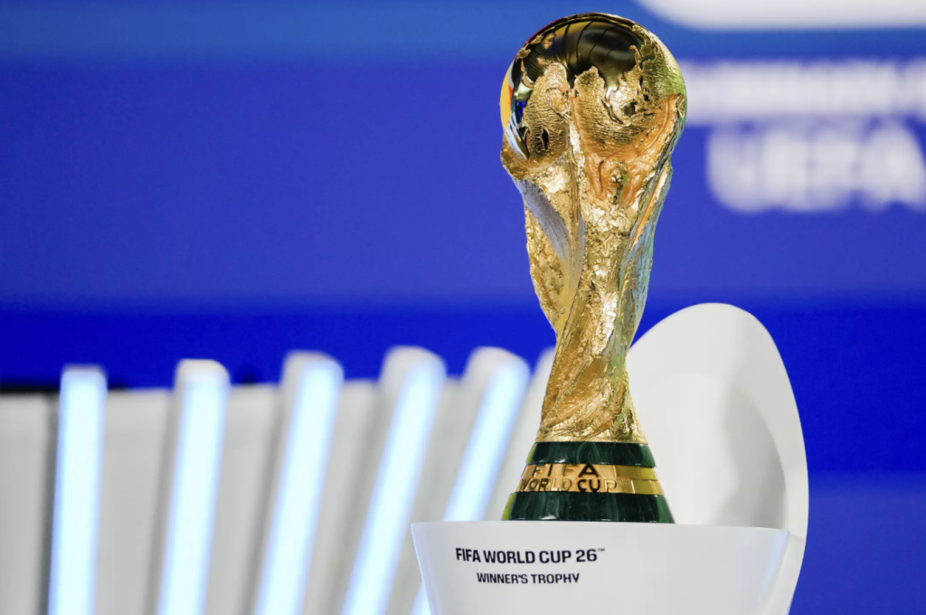 Bolas del sorteo Mundial 2026 con logos de 48 selecciones sobre fondo del Centro Kennedy en Washington D.C.