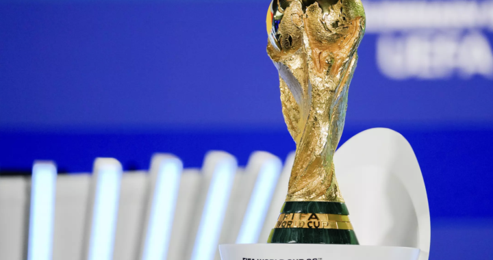Bolas del sorteo Mundial 2026 con logos de 48 selecciones sobre fondo del Centro Kennedy en Washington D.C.