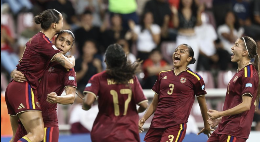 Celebración de la Vinotinto femenina tras el 6-0 a Perú en el Estadio Monumental de Cabudare con más de 20000 aficionados