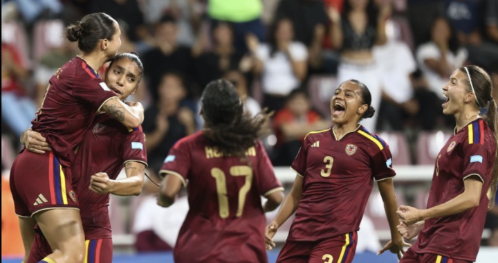 Celebración de la Vinotinto femenina tras el 6-0 a Perú en el Estadio Monumental de Cabudare con más de 20000 aficionados