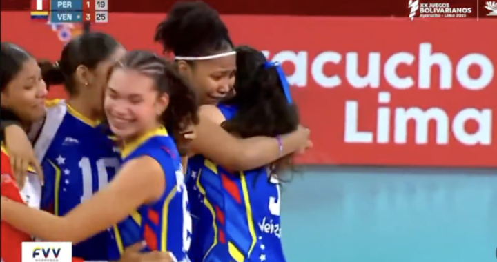 Jugadoras de Venezuela celebran el oro en voleibol femenino con la medalla al cuello y bandera nacional en los Bolivarianos 2025