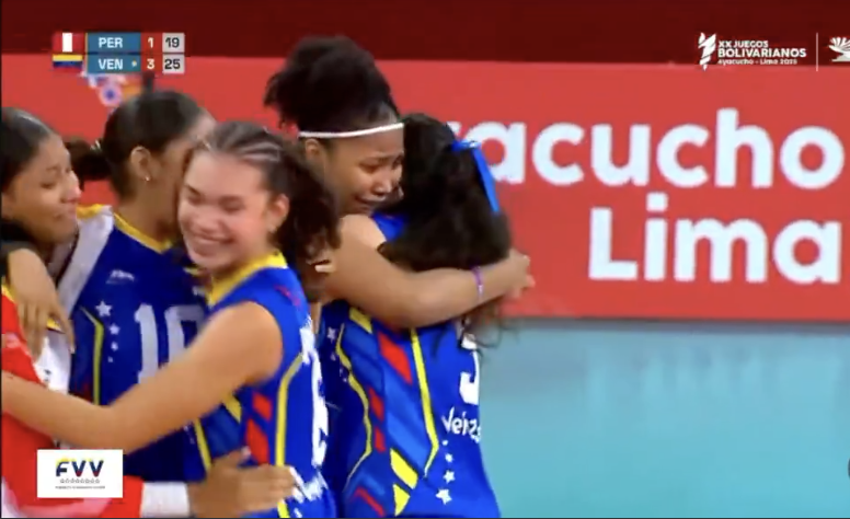 Jugadoras de Venezuela celebran el oro en voleibol femenino con la medalla al cuello y bandera nacional en los Bolivarianos 2025