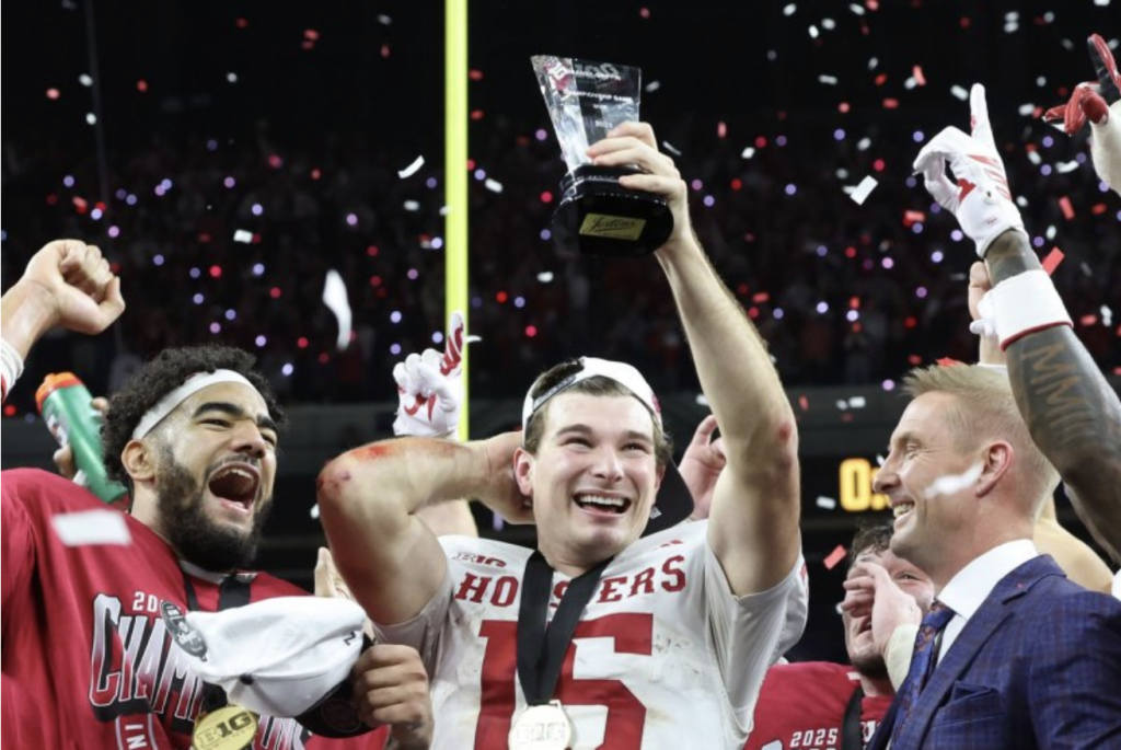 Fernando Mendoza levanta el Trofeo Heisman 2025 como primer ganador cubano-americano en 33 años