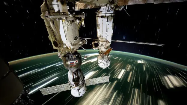 Módulo Zarya de la EEI orbitando la Tierra en 1998, primer eslabón del laboratorio espacial más caro de la historia