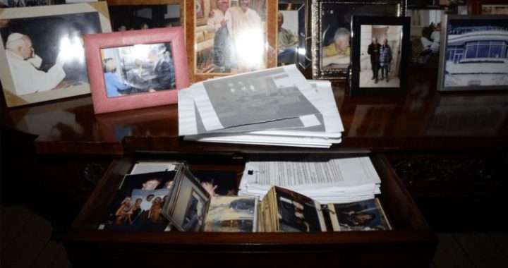 Captura de pantalla del archivo 468 eliminado: foto de Trump y Ghislaine Maxwell en escritorio de Epstein con cajón abierto