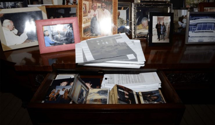 Captura de pantalla del archivo 468 eliminado: foto de Trump y Ghislaine Maxwell en escritorio de Epstein con cajón abierto