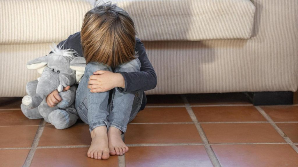 Radiografía de fractura de cadera en niño de 3 años tras agresión, con marca de impacto violento