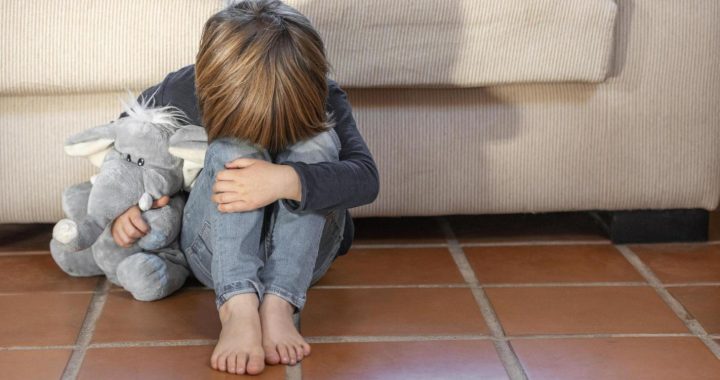 Radiografía de fractura de cadera en niño de 3 años tras agresión, con marca de impacto violento