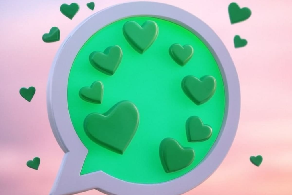 Mano sosteniendo un teléfono con mensaje romántico en pantalla y corazón dibujado en fondo borroso