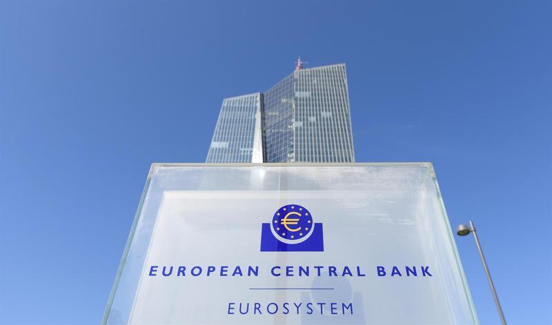 Gráfico del BCE mostrando tipos de interés congelados con datos de PIB eurozona en 0,3% y alerta de crisis económica