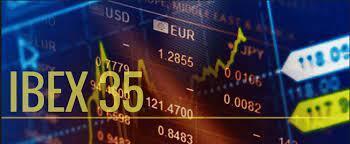Pantalla con gráfico del IBEX 35 en verde y oro en US$2450/onza durante tensión por IPC de EE.UU. y Fed