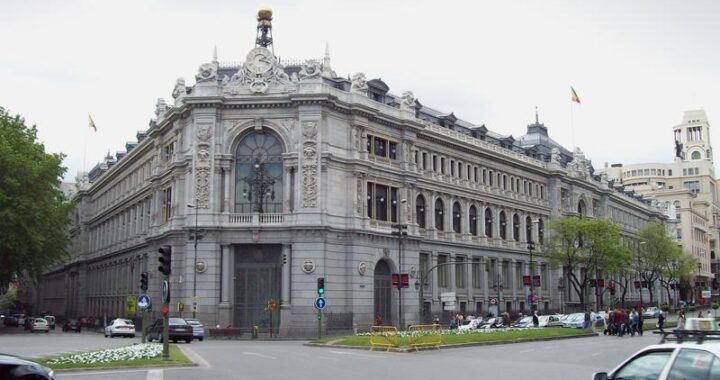 Gráfico del Ibex 35 rompiendo su récord histórico en 17.650 puntos en enero 2026 con banca y energía liderando