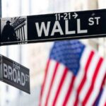 Gráfico de caída del Dow Jones con mapa del estrecho de Bab el-Mandeb resaltado en rojo por riesgo geopolítico