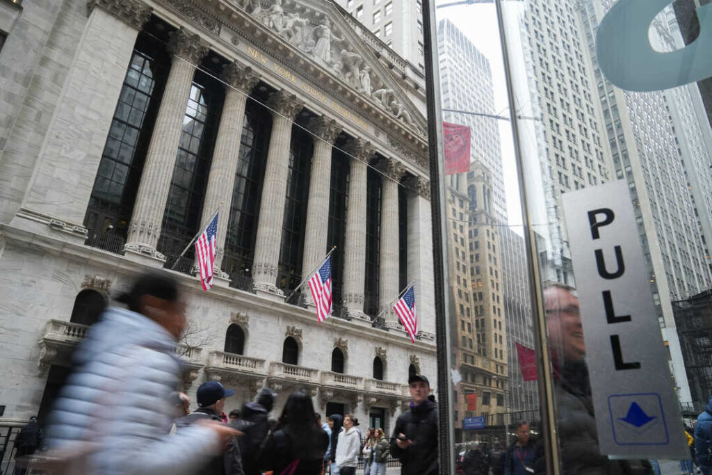 Gráfico del S&P 500 rompiendo récord en 6966 puntos con Intel liderando alzas del 10,8%