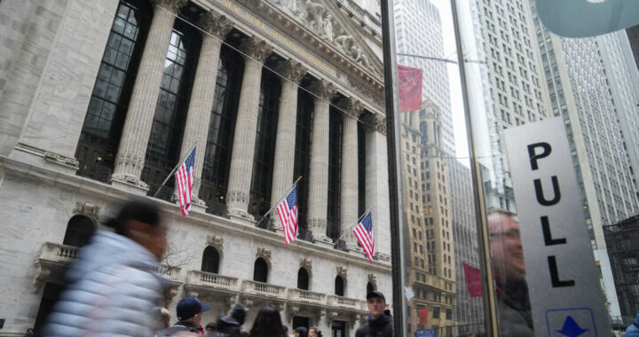 Gráfico del S&P 500 rompiendo récord en 6966 puntos con Intel liderando alzas del 10,8%