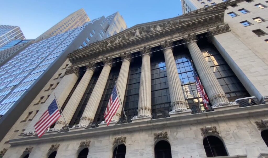 Gráfico del Dow Jones recuperándose 187 puntos en sesión volátil de 2026 con sector defensa al alza