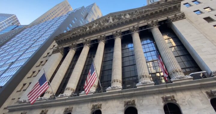 Gráfico del Dow Jones recuperándose 187 puntos en sesión volátil de 2026 con sector defensa al alza