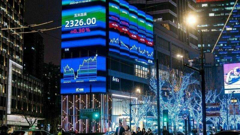 Gráfico del Nikkei 225 en rojo con caída del 0,43% tras anuncio del pacto tecnológico EEUU-Taiwán sobre semiconductores