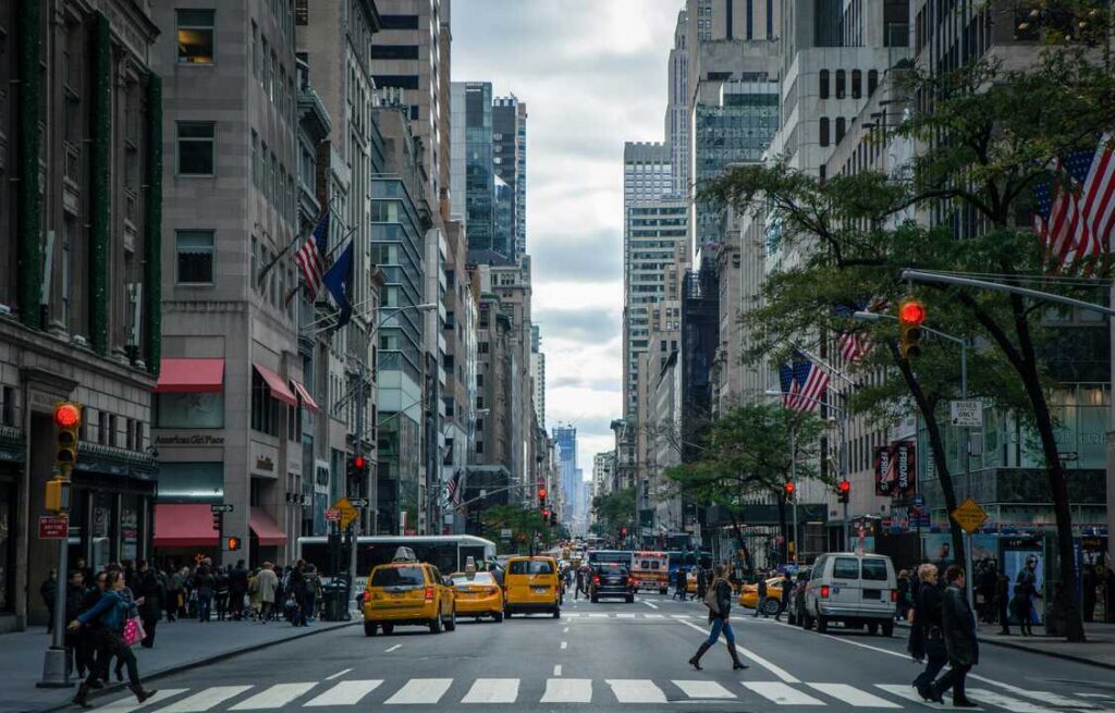 Gráfico de creación de 130000 empleos en EE.UU. en enero 2024 con reacción de Wall Street en segundo plano