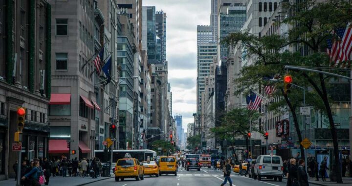 Gráfico de creación de 130000 empleos en EE.UU. en enero 2024 con reacción de Wall Street en segundo plano