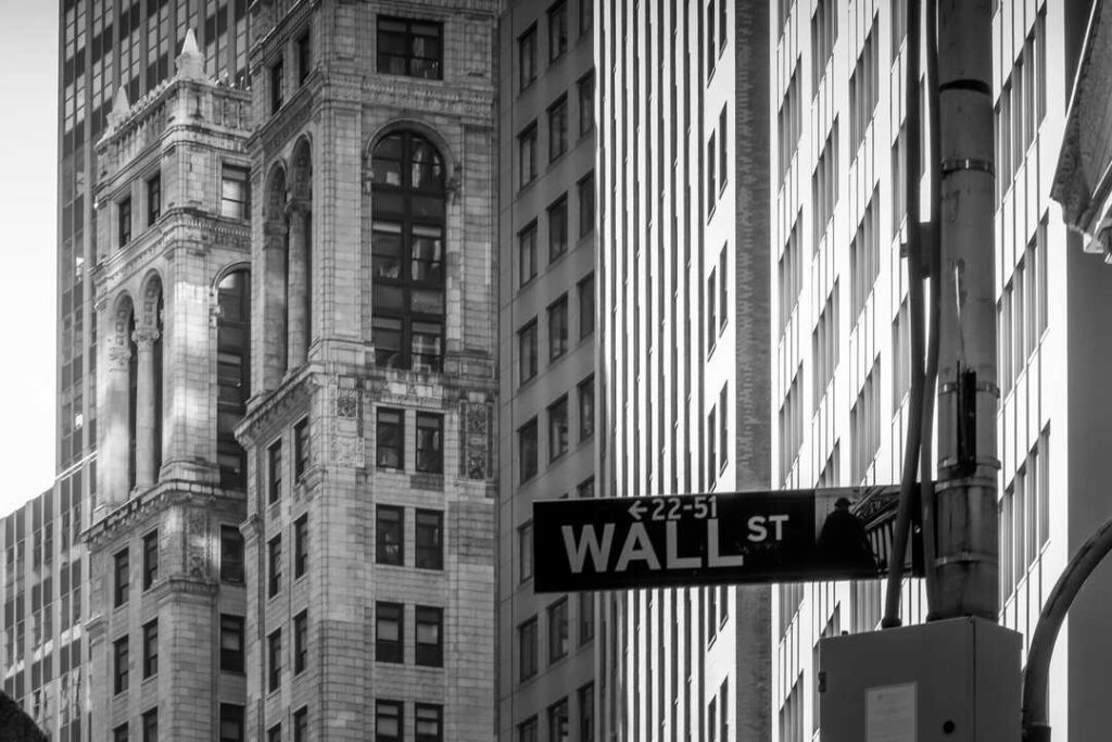 Gráfico de Wall Street mostrando caídas y rebotes bruscos por impacto de la IA en sectores tecnológicos y financieros