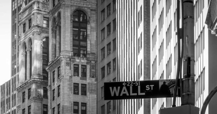 Gráfico de Wall Street mostrando caídas y rebotes bruscos por impacto de la IA en sectores tecnológicos y financieros