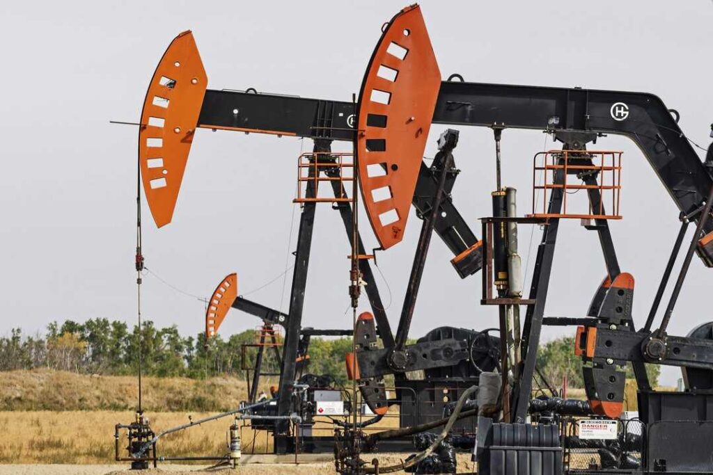 Mapa global con rutas de petróleo desde Venezuela a EE.UU. y gráficos bursátiles en verde