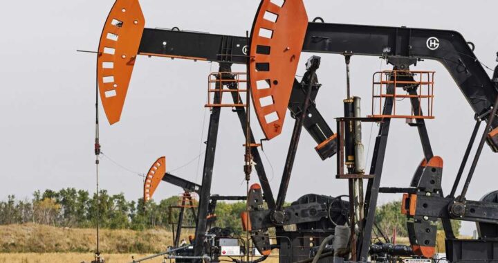 Mapa global con rutas de petróleo desde Venezuela a EE.UU. y gráficos bursátiles en verde