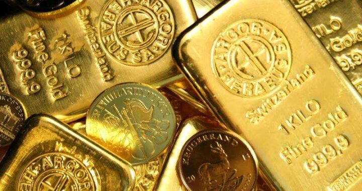 Gráfico del oro rompiendo récord de 4600 dólares con fondo de sede de la Fed y logo del DOJ superpuesto