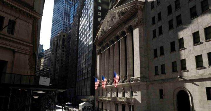 Pantalla con gráfico del IPC de diciembre 2026 y cotizaciones de Wall Street en tiempo real mostrando volatilidad en futuros del S&P 500