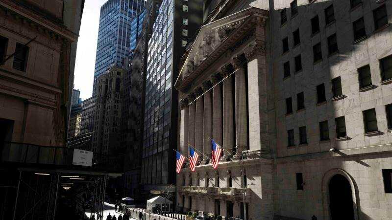 Pantalla con gráfico del IPC de diciembre 2026 y cotizaciones de Wall Street en tiempo real mostrando volatilidad en futuros del S&P 500