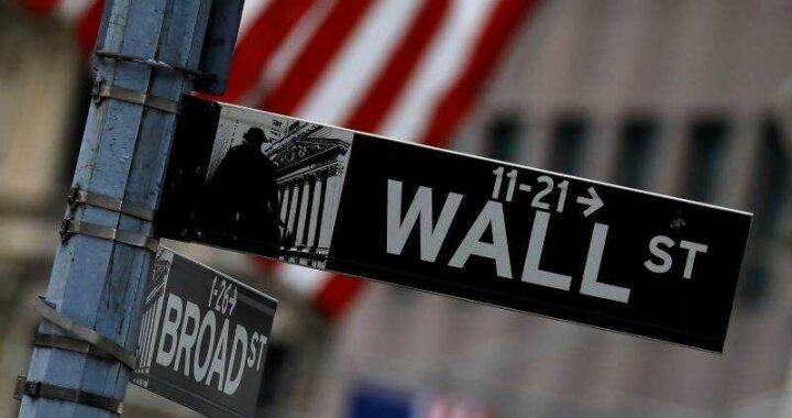 Pantallas rojas en Wall Street mostrando caídas del Dow Jones y S&P 500 por tensiones con Fed e Irán