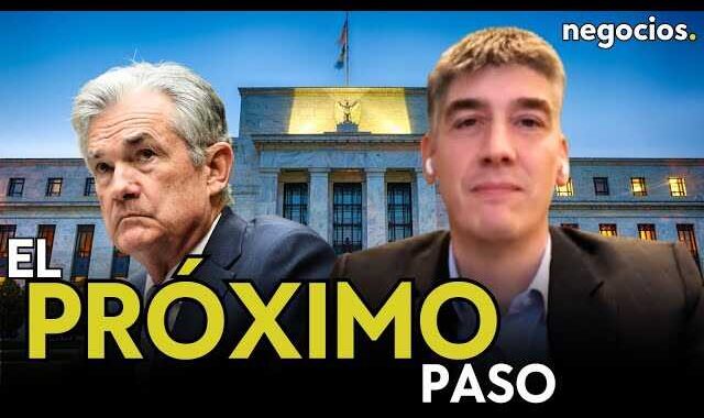 Gráfico de la Fed con flechas rojas marcando 4 recortes de tipos en 2026 sobre fondo de Wall Street en caída