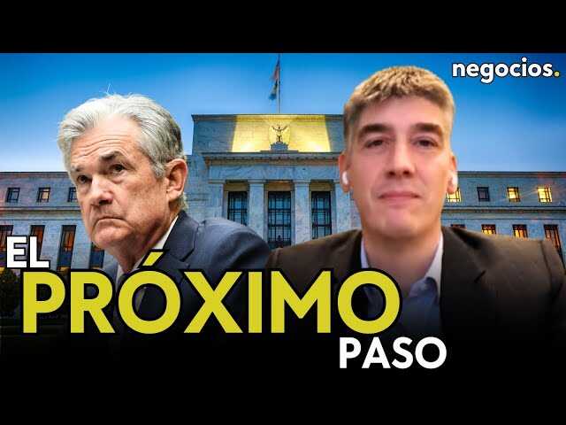 Gráfico de la Fed con flechas rojas marcando 4 recortes de tipos en 2026 sobre fondo de Wall Street en caída