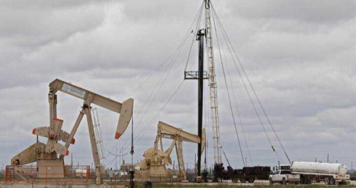 Gráfico de caída del 1% en precios del petróleo con datos de Brent y WTI tras tensión con Irán