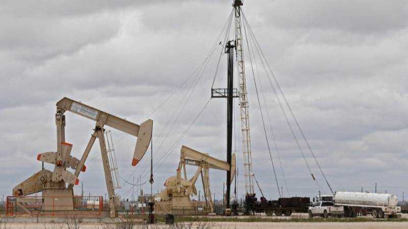 Gráfico de caída del 1% en precios del petróleo con datos de Brent y WTI tras tensión con Irán