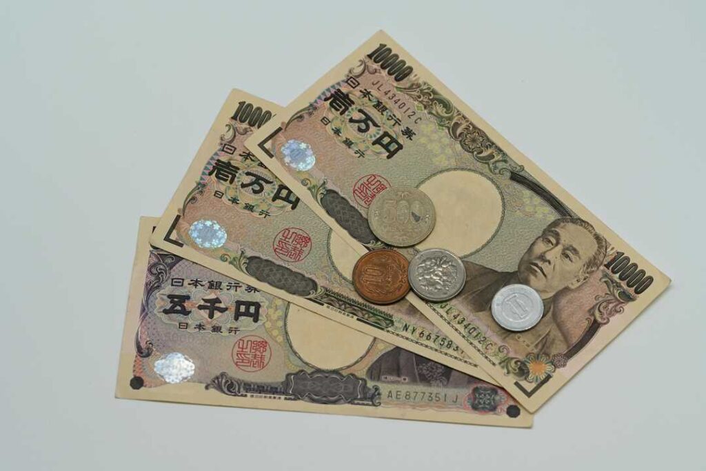 Gráfico del yen japonés con salto récord del 1,5% tras advertencia de intervención del Gobierno de Tokio