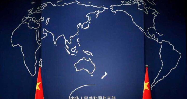 Reunión tensada entre el primer ministro finlandés Petteri Orpo y el ministro chino Wang Wentao con gráficos de comercio UE-China de fondo
