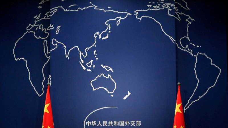 Reunión tensada entre el primer ministro finlandés Petteri Orpo y el ministro chino Wang Wentao con gráficos de comercio UE-China de fondo