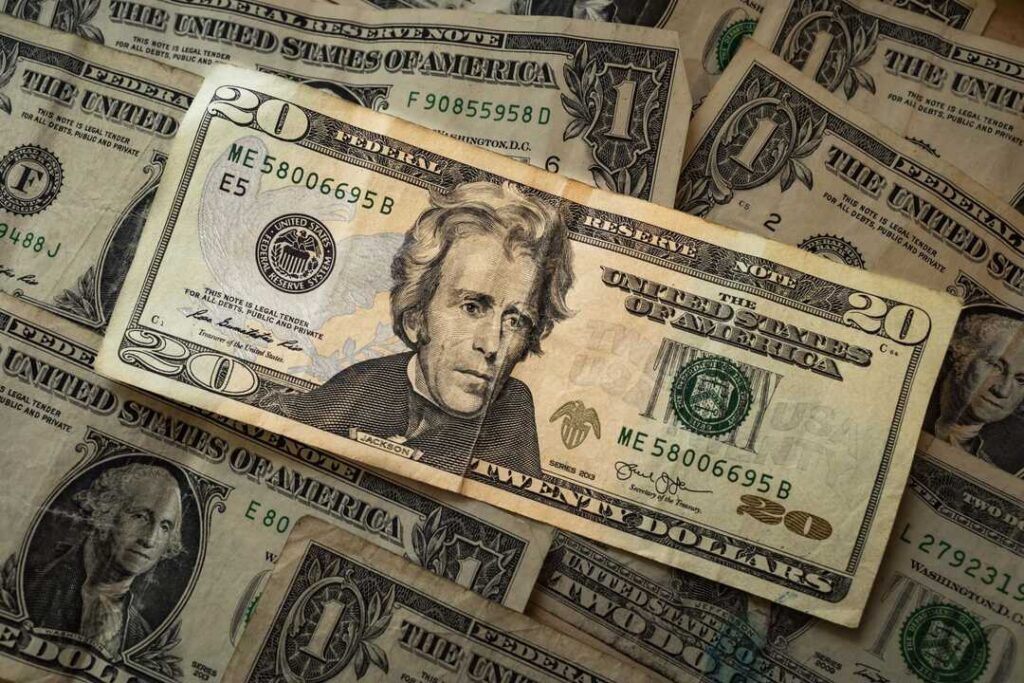 Gráfico comparativo del dólar en caída libre frente al oro batiendo récords históricos en 2024 con datos en tiempo real