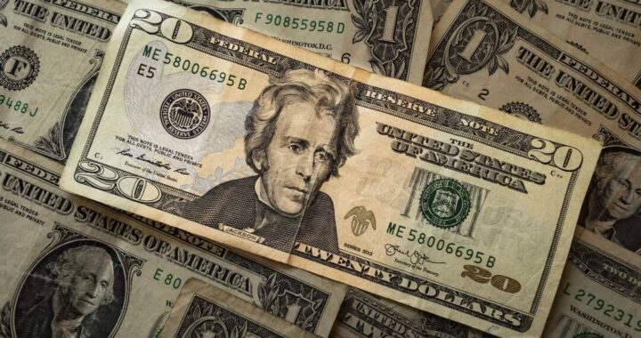 Gráfico comparativo del dólar en caída libre frente al oro batiendo récords históricos en 2024 con datos en tiempo real