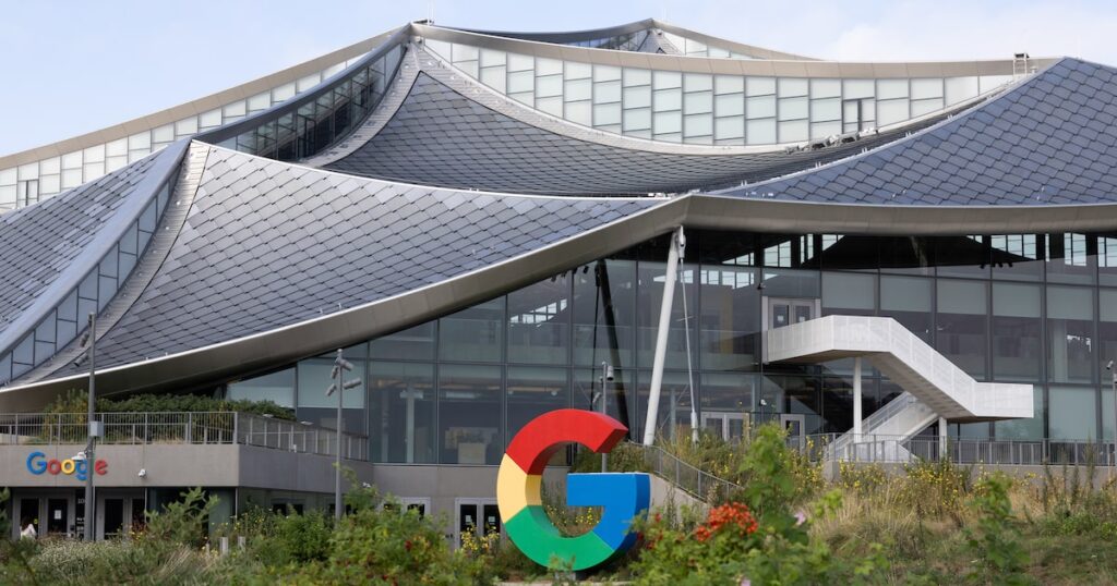 Gráfico de capitalización bursátil mostrando a Alphabet superando los 4 billones de dólares con logo de Google y Gemini IA