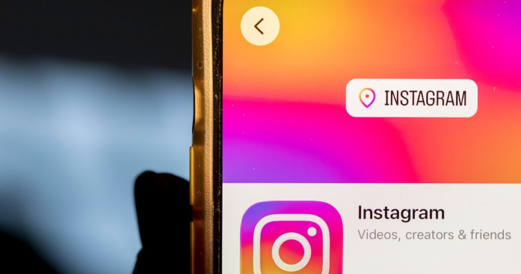 Gráfico de cuentas eliminadas por Meta en Australia tras aplicar la ley anti-menores de 16 años con iconos de Facebook e Instagram