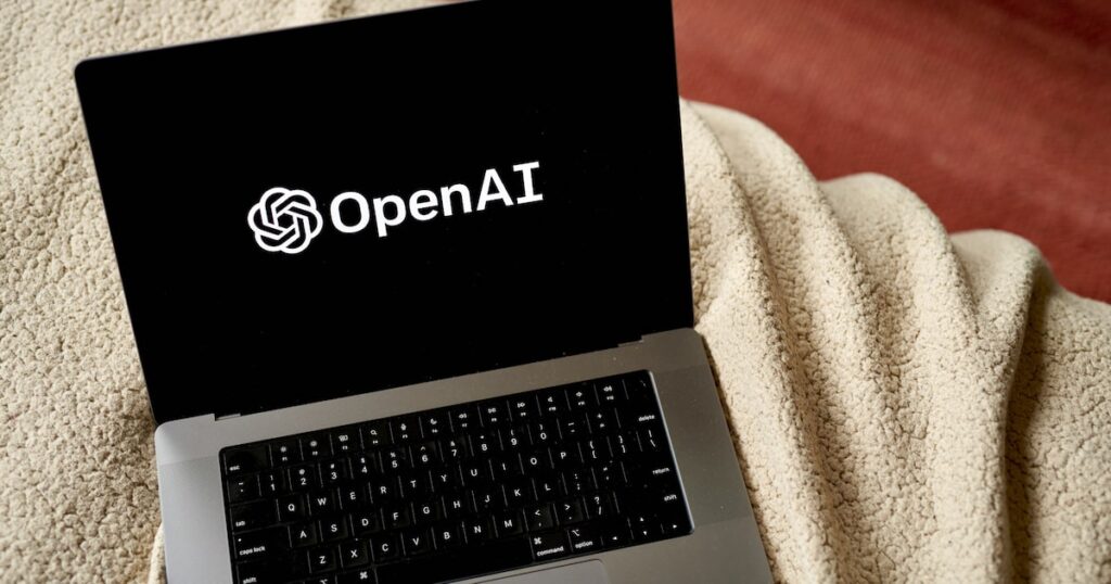 Andrew Feldman (Cerebras) y Greg Brockman (OpenAI) firman acuerdo de US$10000M con chips monolíticos para IA en imagen técnica futurista