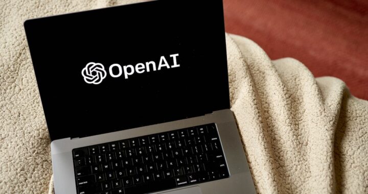 Andrew Feldman (Cerebras) y Greg Brockman (OpenAI) firman acuerdo de US$10000M con chips monolíticos para IA en imagen técnica futurista